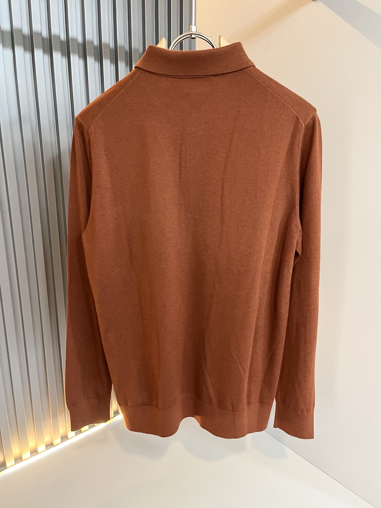 Loro Piana诺悠翩雅 2025秋冬男士最新的贸易订单翻领针织羊毛衫，全品相！！上身舒适透气，不僵