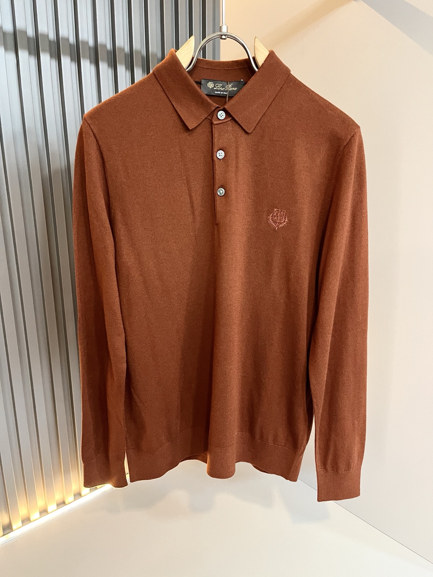 Loro Piana诺悠翩雅 2025秋冬男士最新的贸易订单翻领针织羊毛衫，全品相！！上身舒适透气，不僵