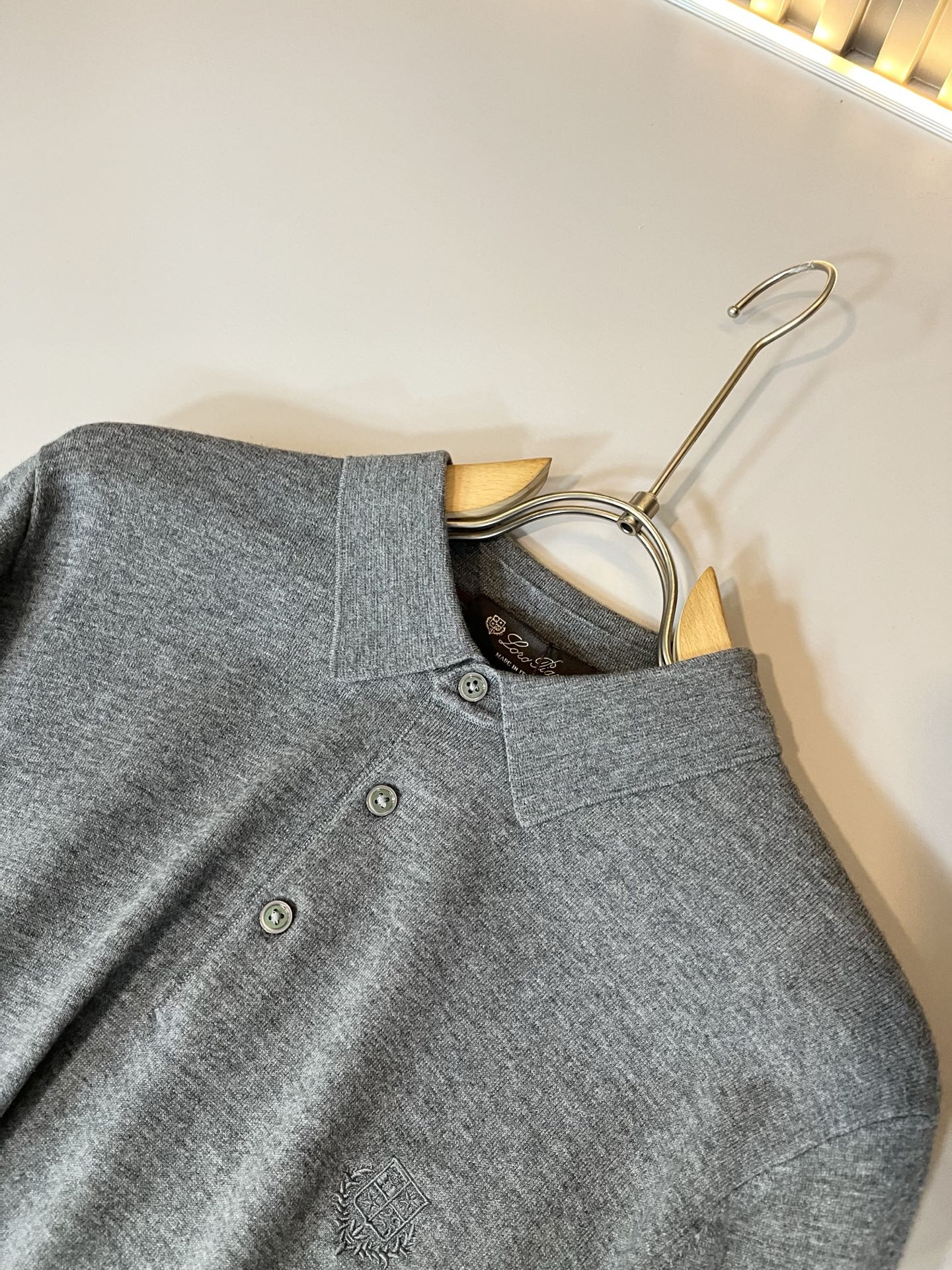 Loro Piana诺悠翩雅 2025秋冬男士最新的贸易订单翻领针织羊毛衫，全品相！！上身舒适透气，不僵