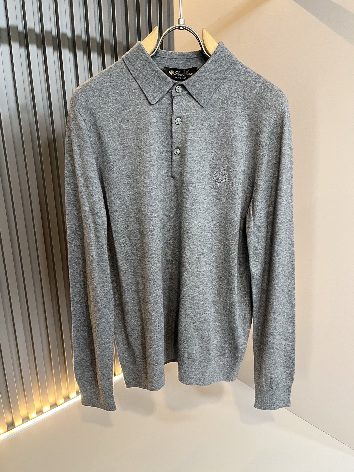 Loro Piana诺悠翩雅 2025秋冬男士最新的贸易订单翻领针织羊毛衫，全品相！！上身舒适透气，不僵