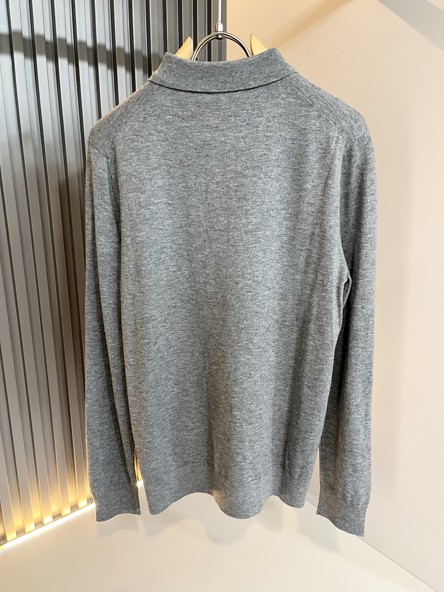 Loro Piana诺悠翩雅 2025秋冬男士最新的贸易订单翻领针织羊毛衫，全品相！！上身舒适透气，不僵