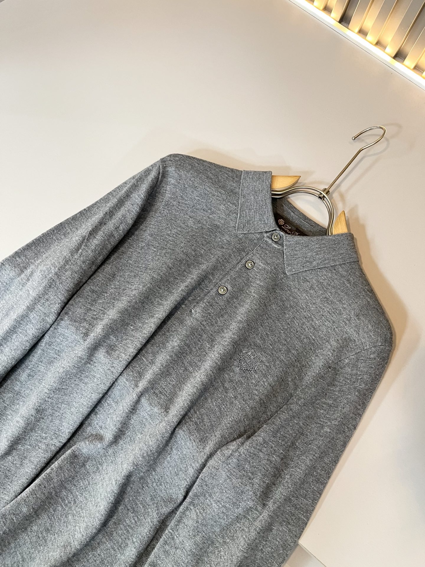 Loro Piana诺悠翩雅 2025秋冬男士最新的贸易订单翻领针织羊毛衫，全品相！！上身舒适透气，不僵