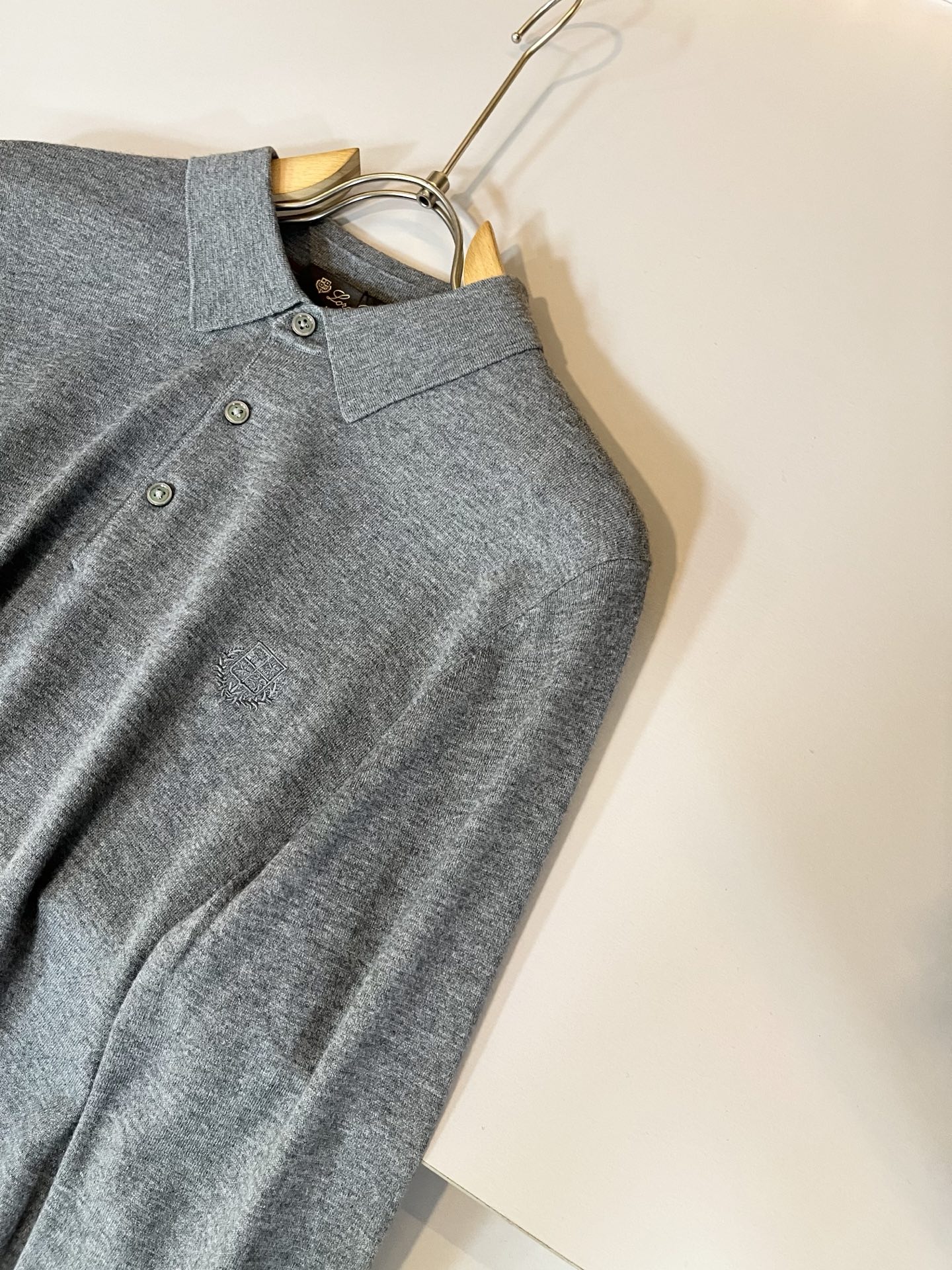 Loro Piana诺悠翩雅 2025秋冬男士最新的贸易订单翻领针织羊毛衫，全品相！！上身舒适透气，不僵