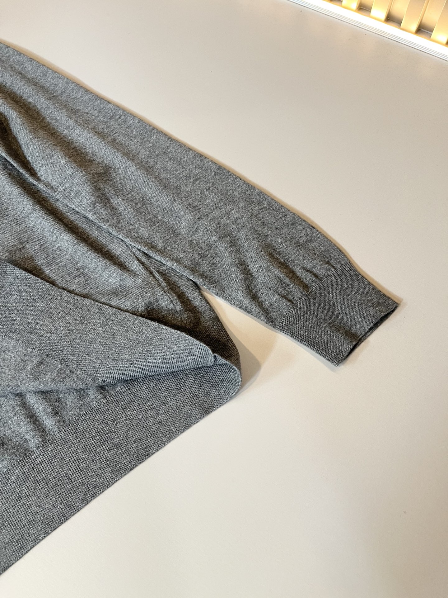 Loro Piana诺悠翩雅 2025秋冬男士最新的贸易订单翻领针织羊毛衫，全品相！！上身舒适透气，不僵