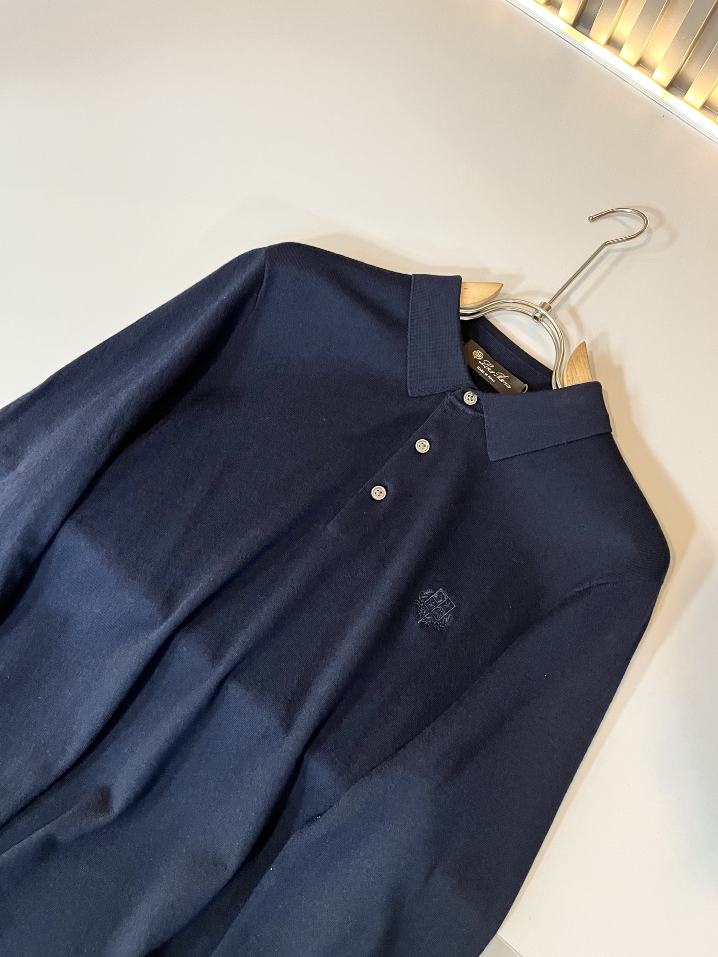 Loro Piana诺悠翩雅 2025秋冬男士最新的贸易订单翻领针织羊毛衫，全品相！！上身舒适透气，不僵