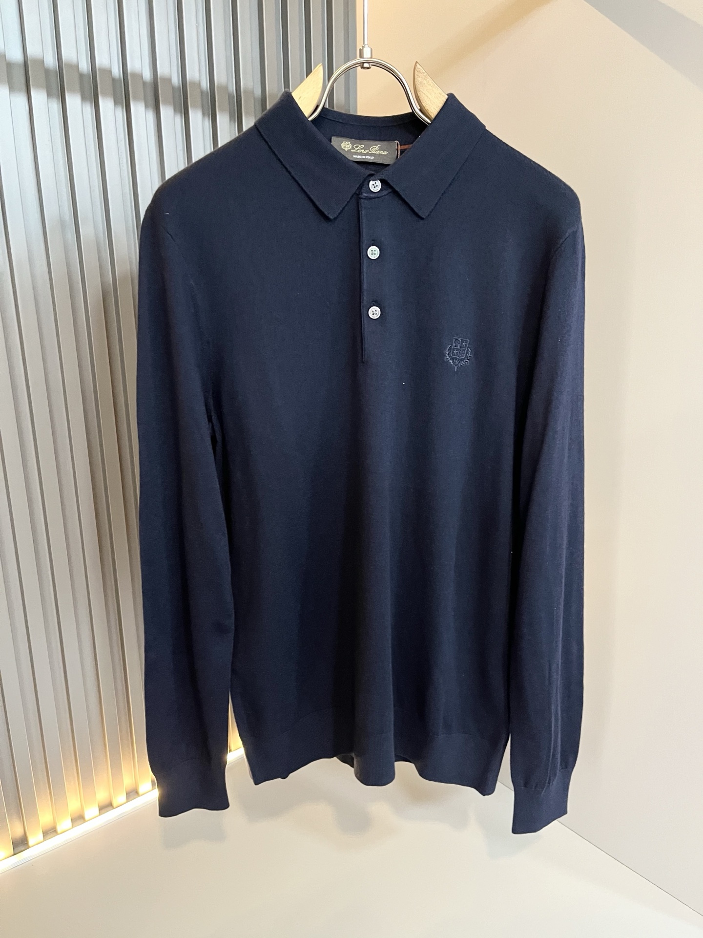 Loro Piana诺悠翩雅 2025秋冬男士最新的贸易订单翻领针织羊毛衫，全品相！！上身舒适透气，不僵