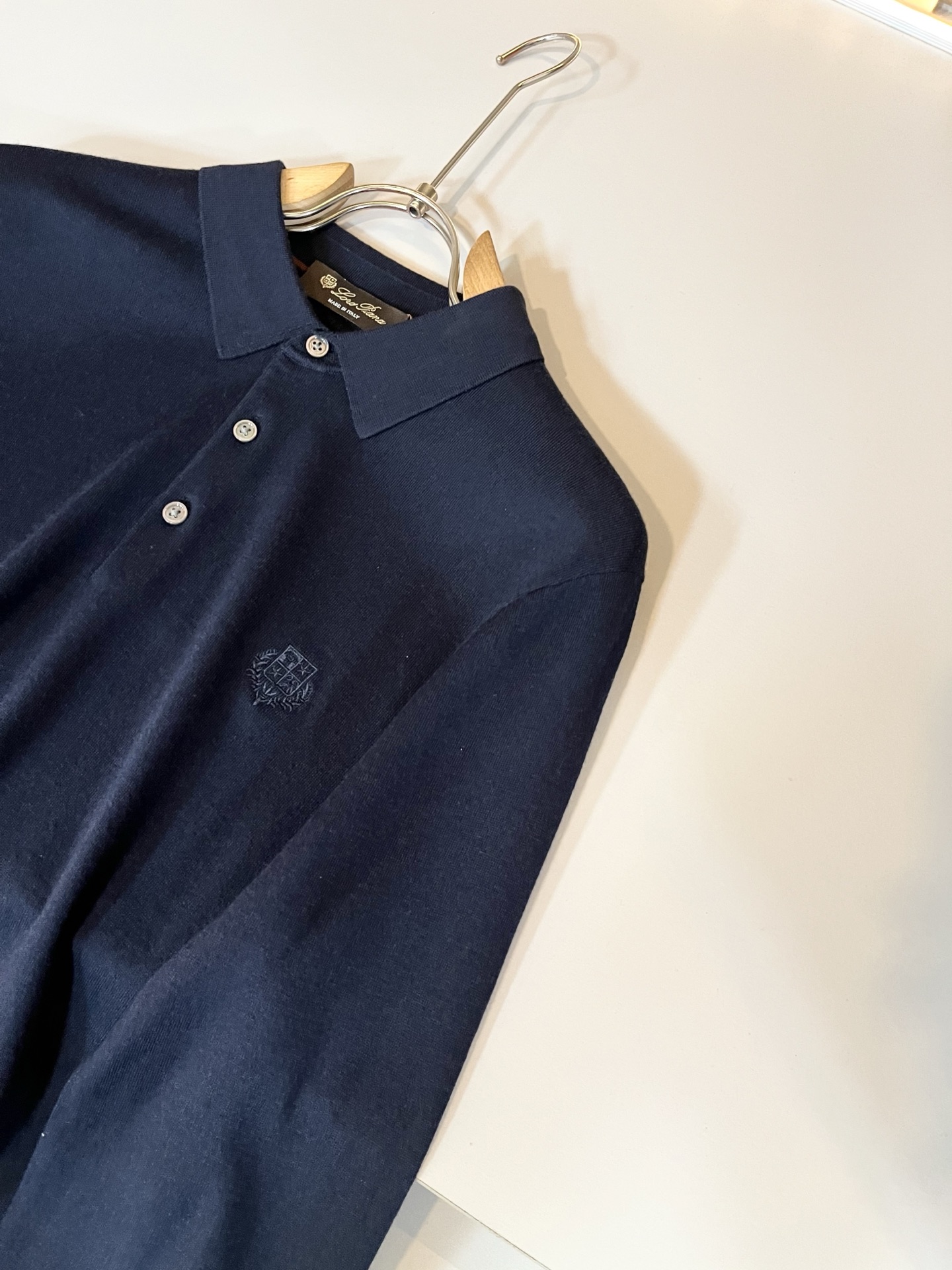 Loro Piana诺悠翩雅 2025秋冬男士最新的贸易订单翻领针织羊毛衫，全品相！！上身舒适透气，不僵