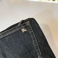 BURBER*Y巴*莉 2025秋冬新品男士高端休闲百搭牛仔裤!对于BUR粉丝来说,这样大气的经典设计足 BURBER*Y巴*莉 2025秋冬新品男士高端休闲百搭牛仔裤!对于BUR粉丝来说,这样大气的经典设计足