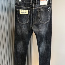 BURBER*Y巴*莉 2025秋冬新品男士高端休闲百搭牛仔裤!对于BUR粉丝来说,这样大气的经典设计足 BURBER*Y巴*莉 2025秋冬新品男士高端休闲百搭牛仔裤!对于BUR粉丝来说,这样大气的经典设计足