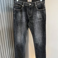 BURBER*Y巴*莉 2025秋冬新品男士高端休闲百搭牛仔裤!对于BUR粉丝来说,这样大气的经典设计足 BURBER*Y巴*莉 2025秋冬新品男士高端休闲百搭牛仔裤!对于BUR粉丝来说,这样大气的经典设计足