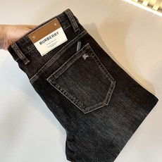 BURBER*Y巴*莉 2025秋冬新品男士高端休闲百搭牛仔裤!对于BUR粉丝来说,这样大气的经典设计足 BURBER*Y巴*莉 2025秋冬新品男士高端休闲百搭牛仔裤!对于BUR粉丝来说,这样大气的经典设计足