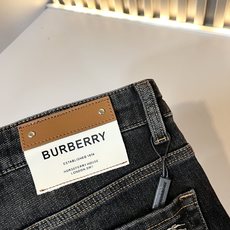 BURBER*Y巴*莉 2025秋冬新品男士高端休闲百搭牛仔裤!对于BUR粉丝来说,这样大气的经典设计足 BURBER*Y巴*莉 2025秋冬新品男士高端休闲百搭牛仔裤!对于BUR粉丝来说,这样大气的经典设计足