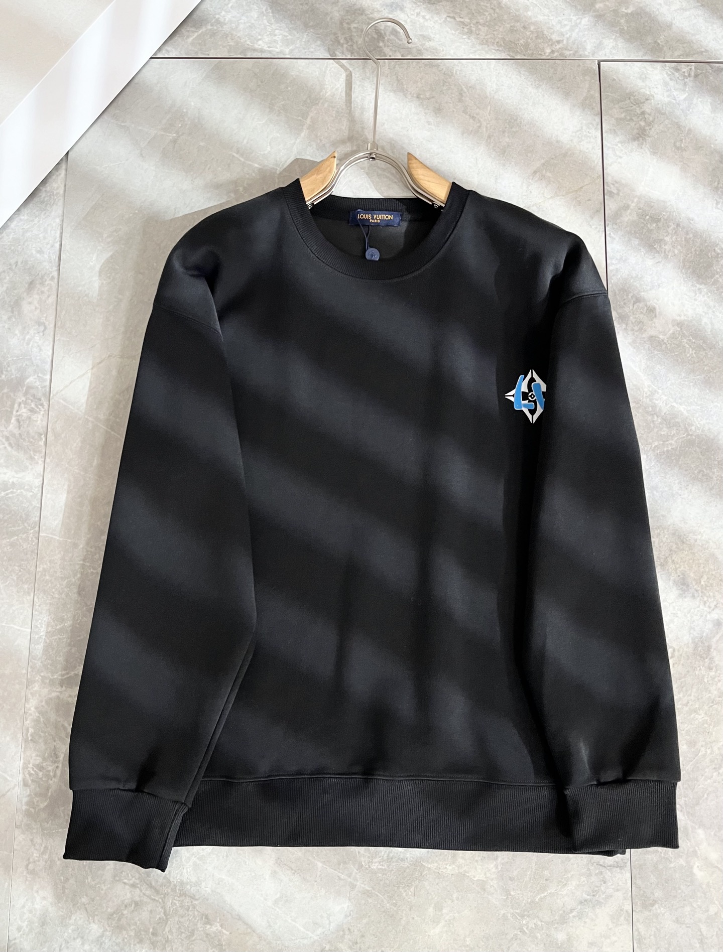 LouisVuitt*路易*登 2025卫衣全新系列单品上线，非常时髦前卫的一款男女同款短袖T恤，标识l