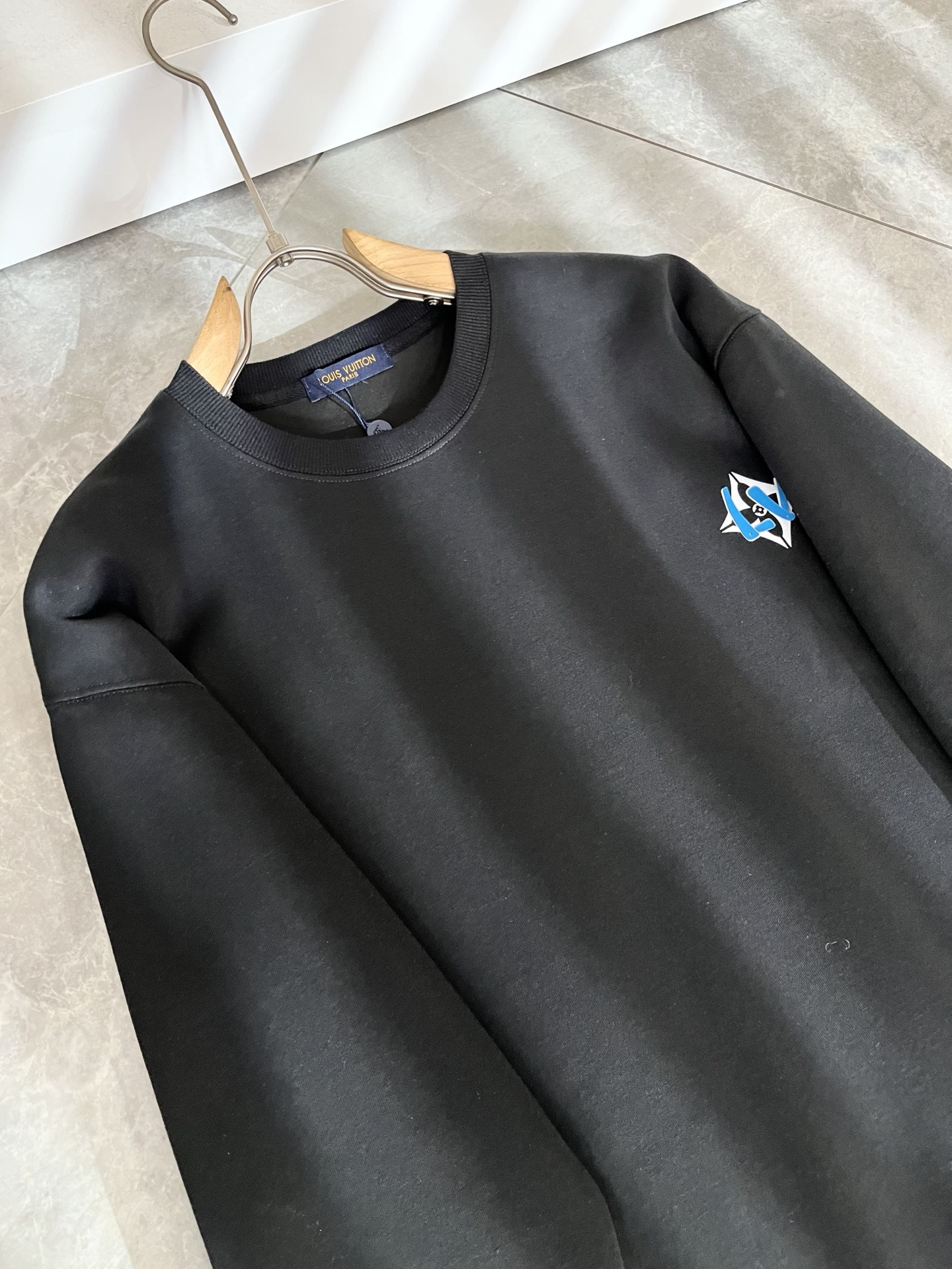 LouisVuitt*路易*登 2025卫衣全新系列单品上线，非常时髦前卫的一款男女同款短袖T恤，标识l