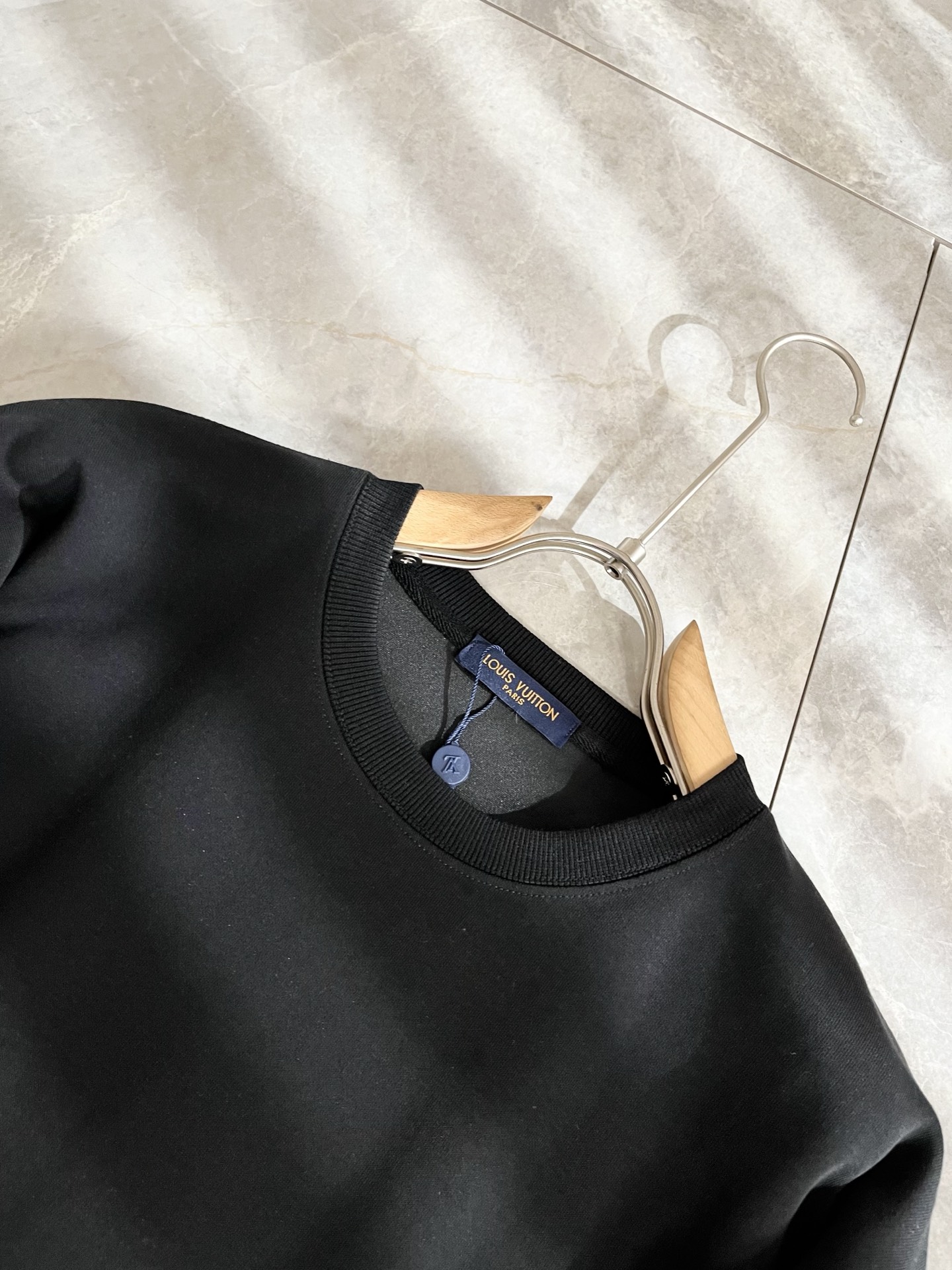 LouisVuitt*路易*登 2025卫衣全新系列单品上线，非常时髦前卫的一款男女同款短袖T恤，标识l