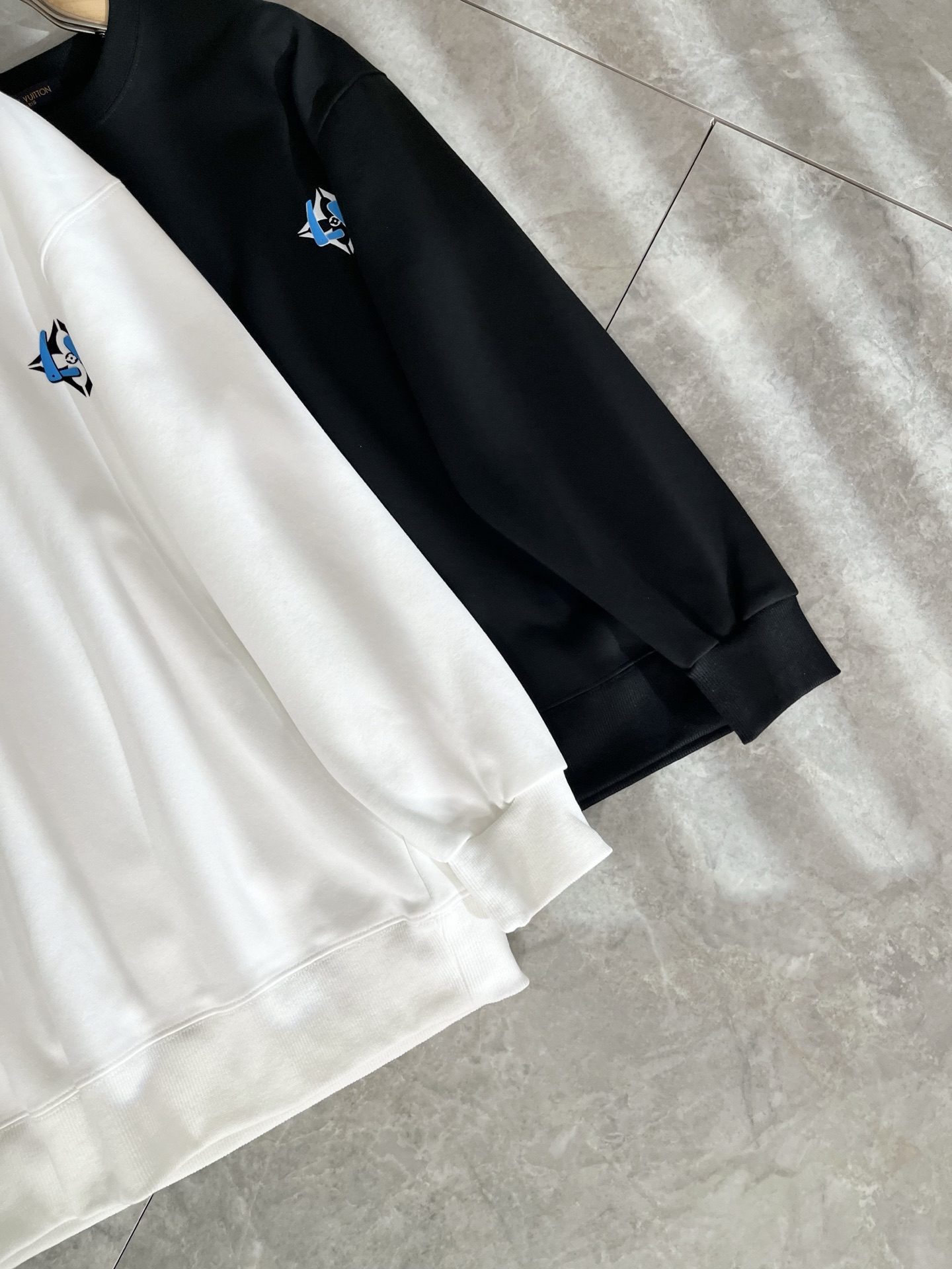 LouisVuitt*路易*登 2025卫衣全新系列单品上线，非常时髦前卫的一款男女同款短袖T恤，标识l