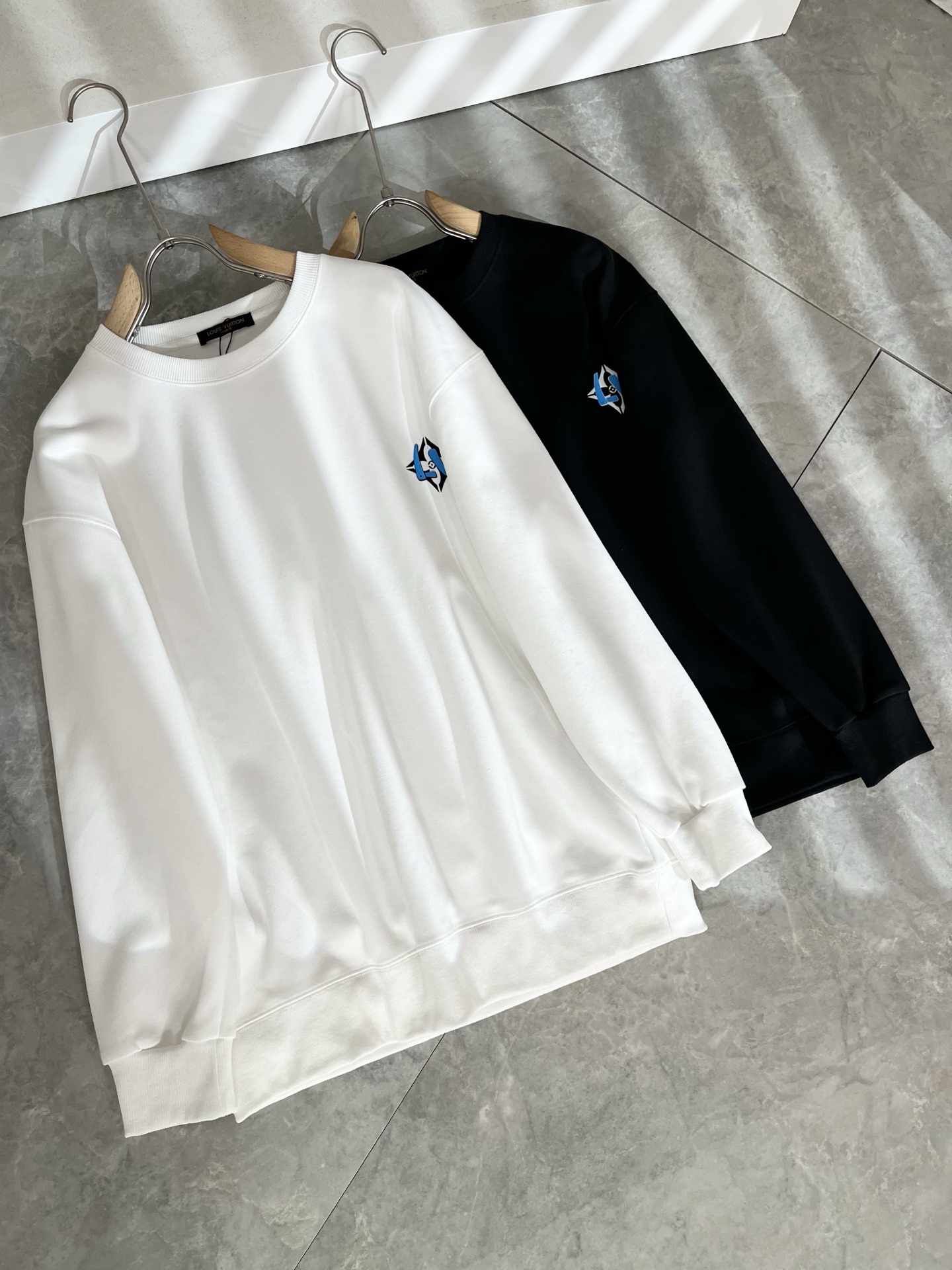 LouisVuitt*路易*登 2025卫衣全新系列单品上线，非常时髦前卫的一款男女同款短袖T恤，标识l