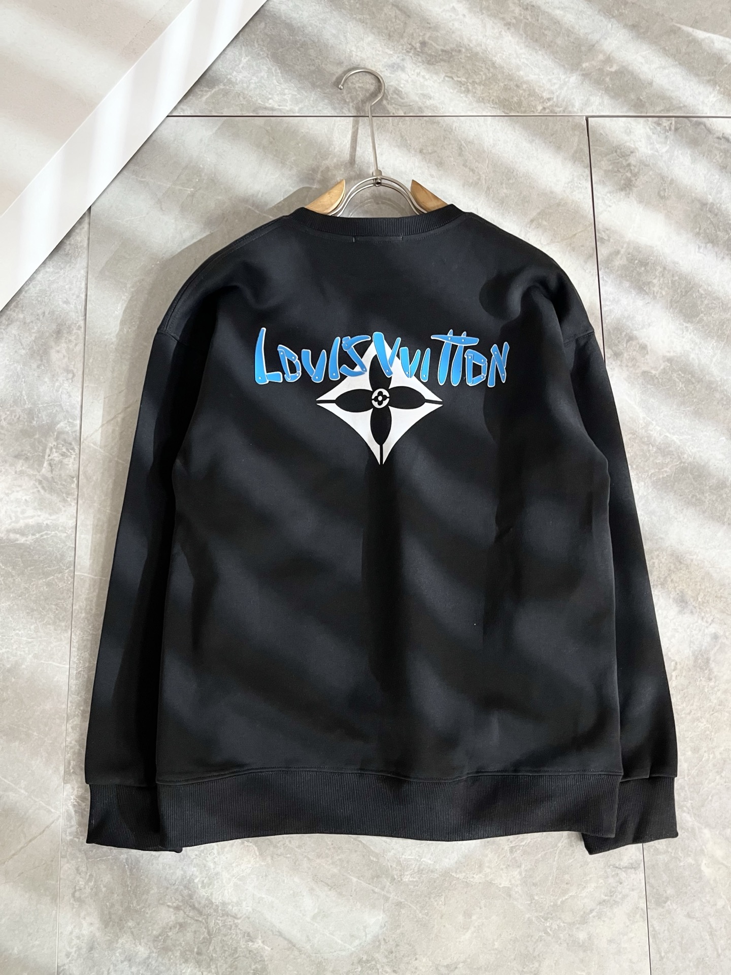 LouisVuitt*路易*登 2025卫衣全新系列单品上线，非常时髦前卫的一款男女同款短袖T恤，标识l