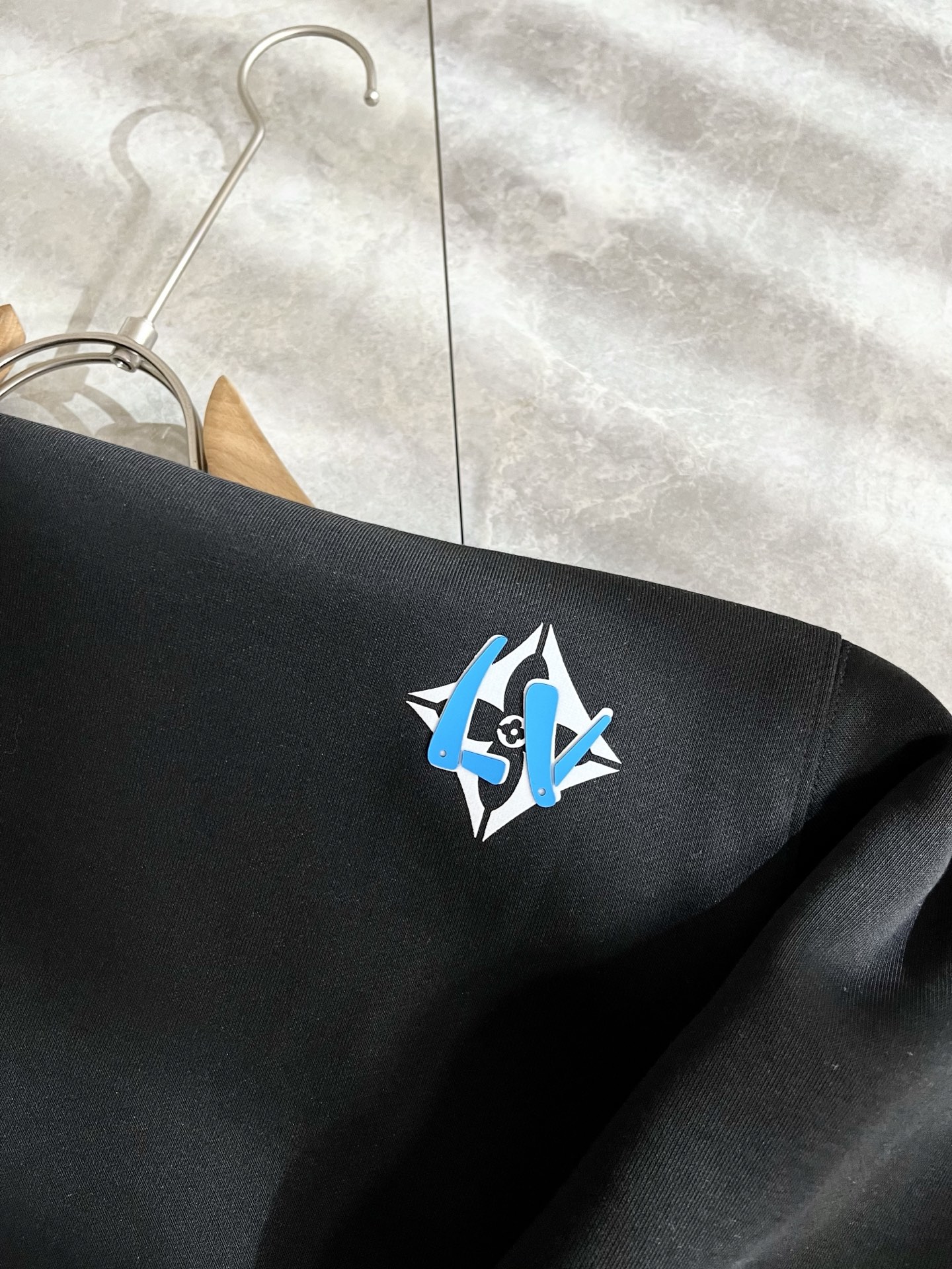 LouisVuitt*路易*登 2025卫衣全新系列单品上线，非常时髦前卫的一款男女同款短袖T恤，标识l