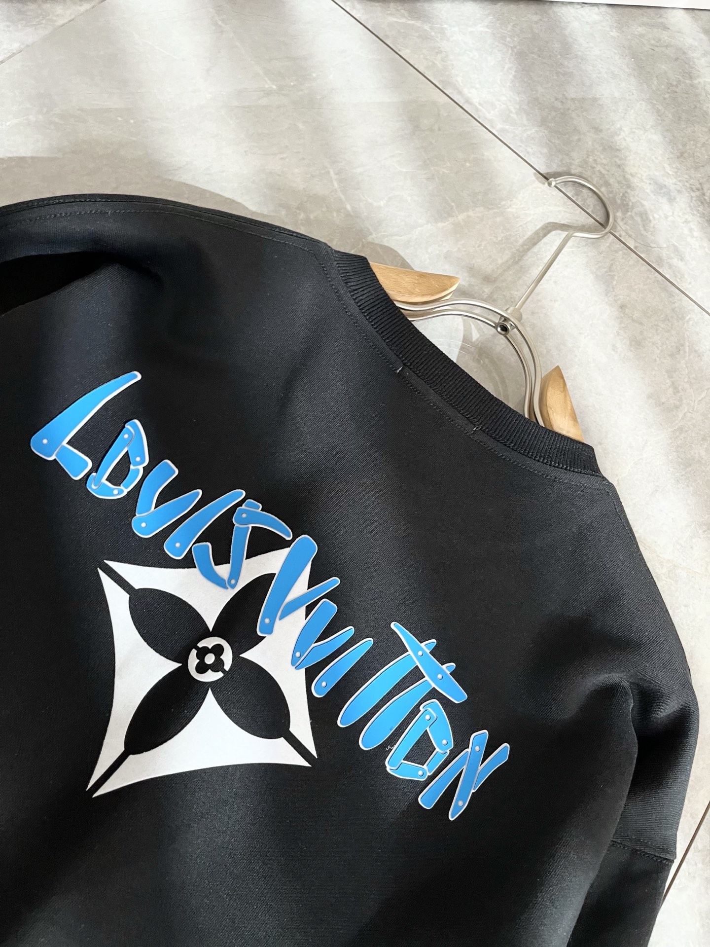 LouisVuitt*路易*登 2025卫衣全新系列单品上线，非常时髦前卫的一款男女同款短袖T恤，标识l