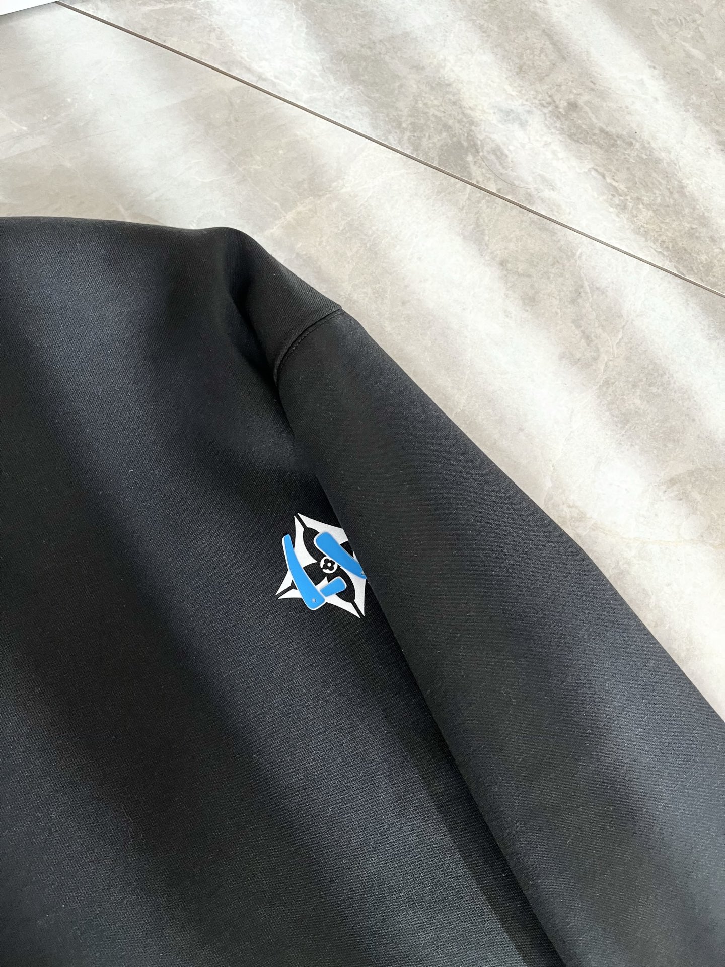 LouisVuitt*路易*登 2025卫衣全新系列单品上线，非常时髦前卫的一款男女同款短袖T恤，标识l