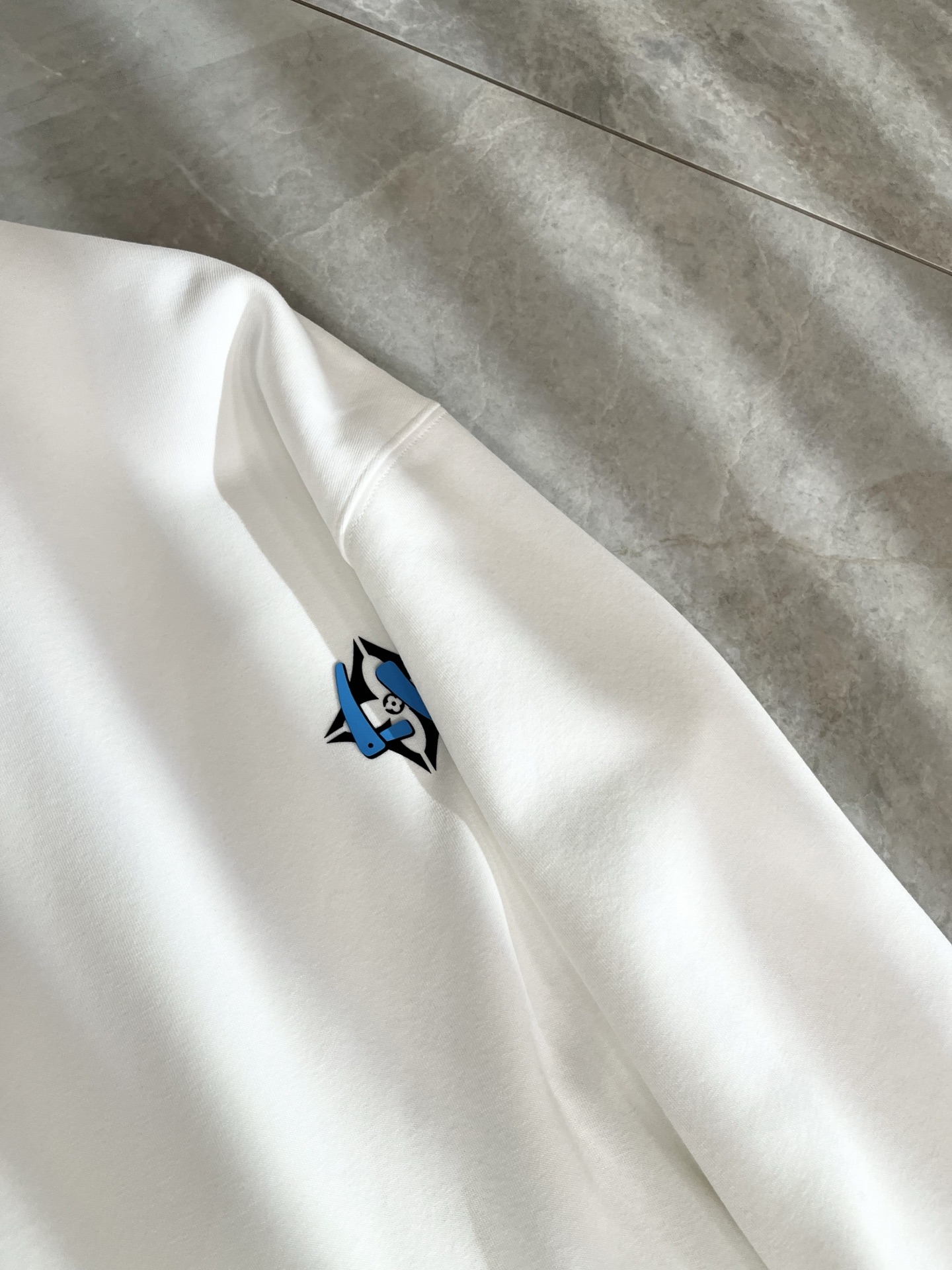 LouisVuitt*路易*登 2025卫衣全新系列单品上线，非常时髦前卫的一款男女同款短袖T恤，标识l