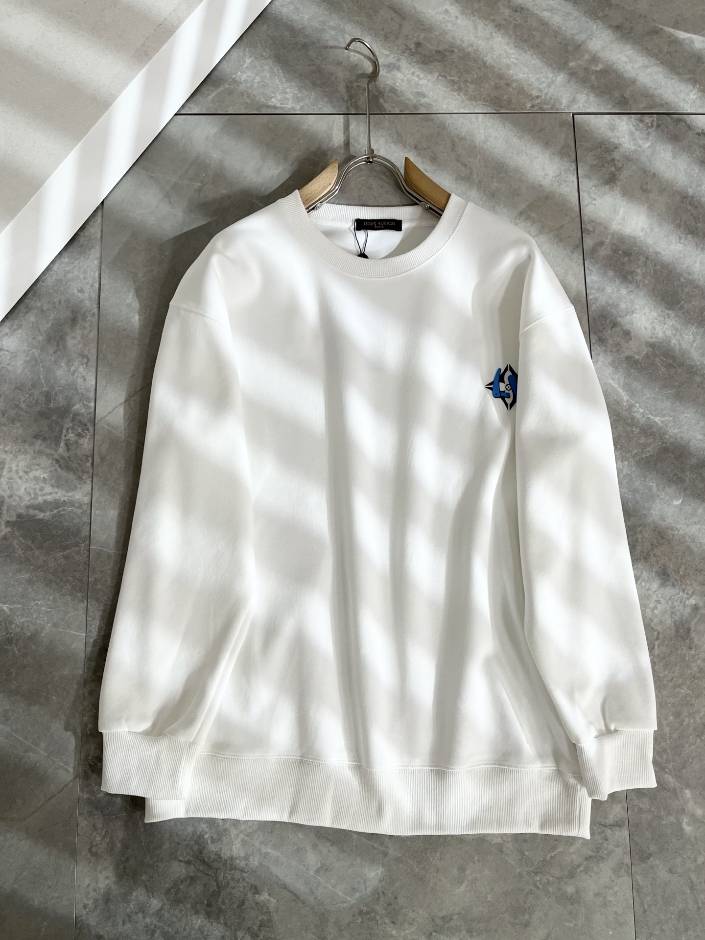 LouisVuitt*路易*登 2025卫衣全新系列单品上线，非常时髦前卫的一款男女同款短袖T恤，标识l