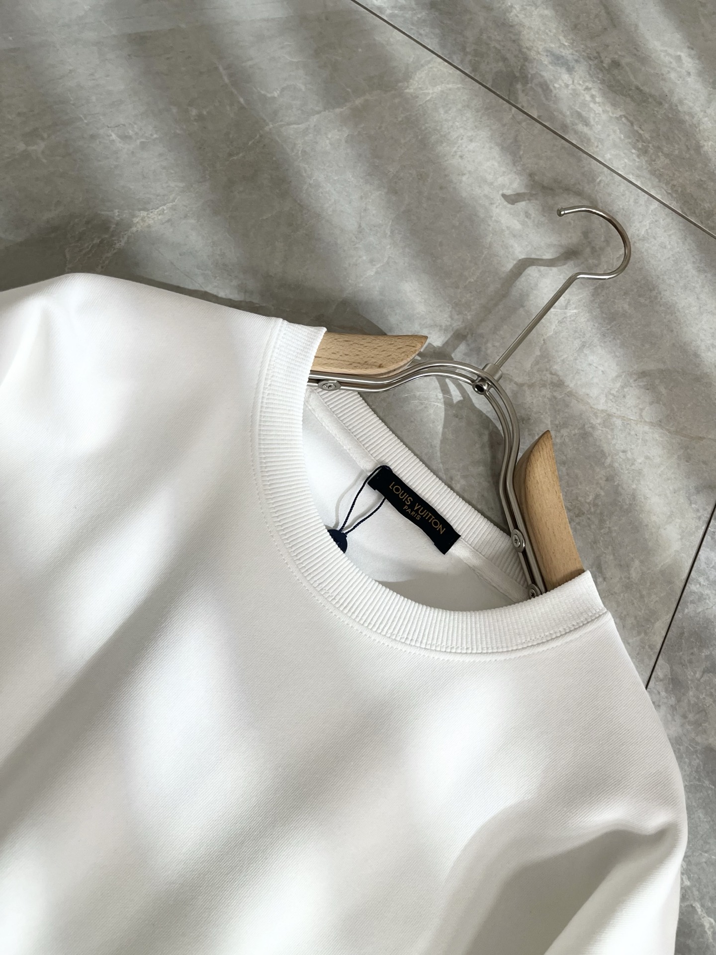 LouisVuitt*路易*登 2025卫衣全新系列单品上线，非常时髦前卫的一款男女同款短袖T恤，标识l