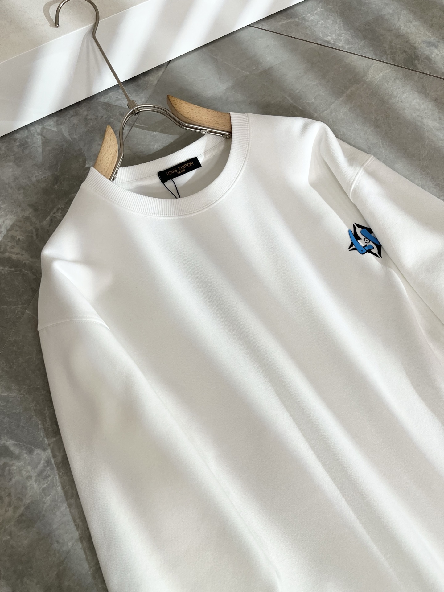 LouisVuitt*路易*登 2025卫衣全新系列单品上线，非常时髦前卫的一款男女同款短袖T恤，标识l