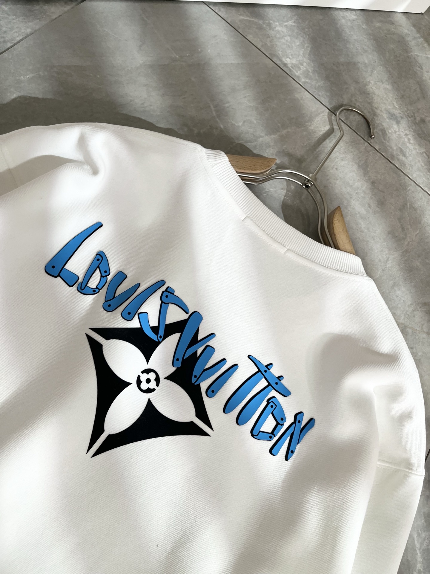 LouisVuitt*路易*登 2025卫衣全新系列单品上线，非常时髦前卫的一款男女同款短袖T恤，标识l