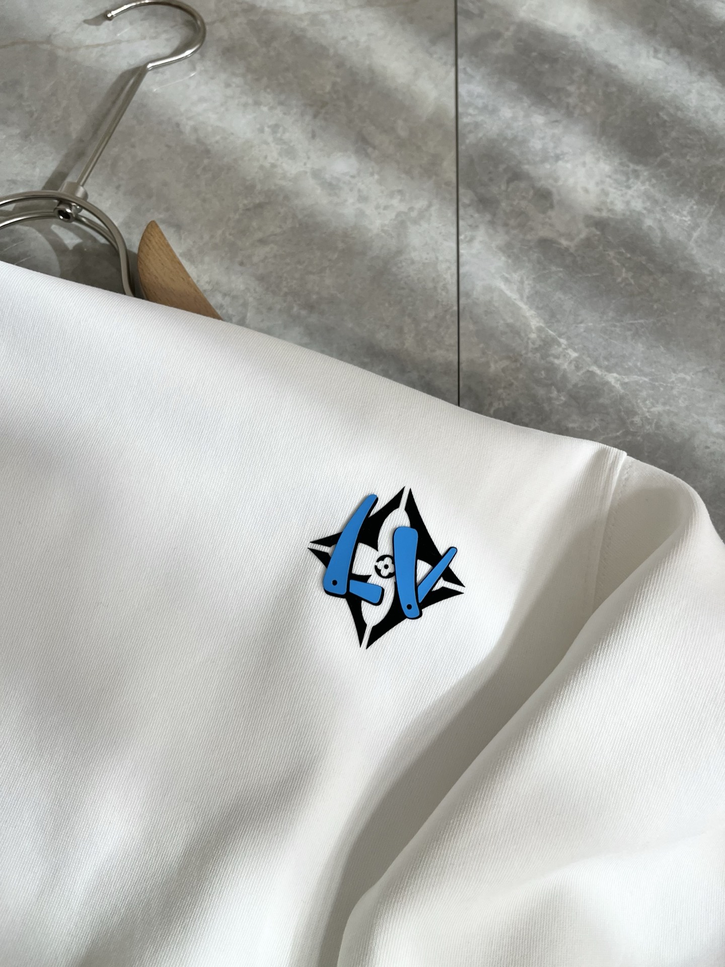 LouisVuitt*路易*登 2025卫衣全新系列单品上线，非常时髦前卫的一款男女同款短袖T恤，标识l