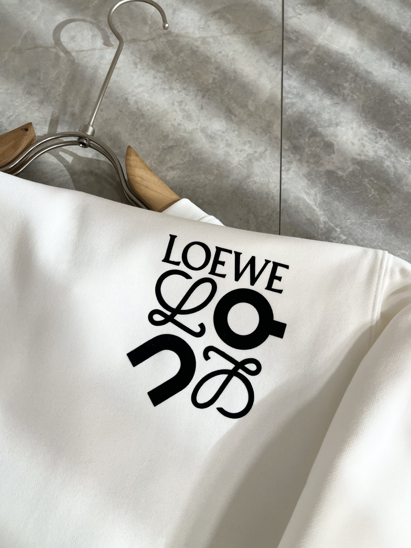 LOE*WE罗*威 2025秋冬男女同款👫长袖卫衣，意大利原厂订单渠道，极具个性高级潮风，标志logo印