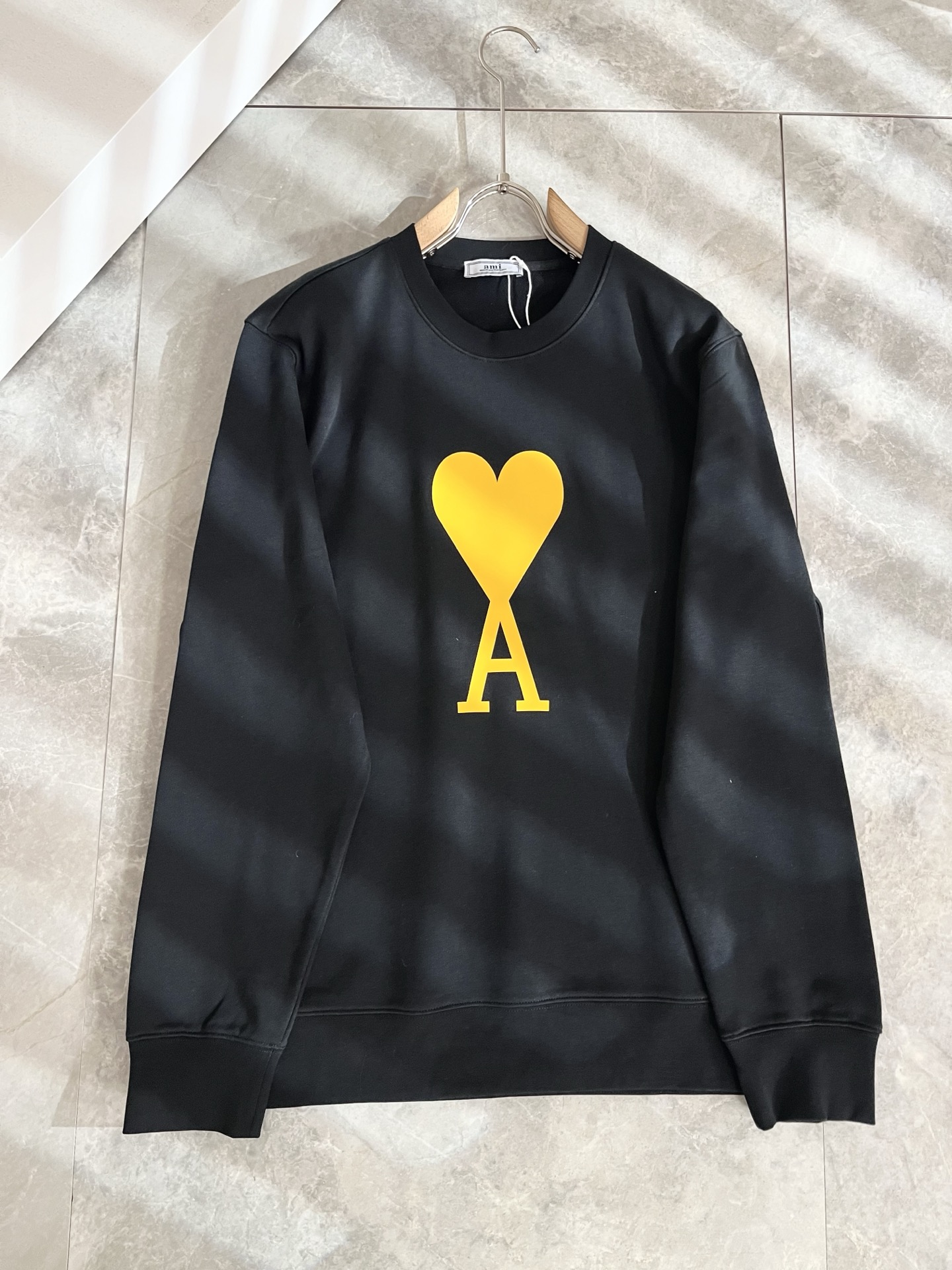 AMI 2025秋冬新款男女同款👫卫衣，最新款全网独家首上！！~既经典有时尚百搭，谁不爱啊，将经典再次展