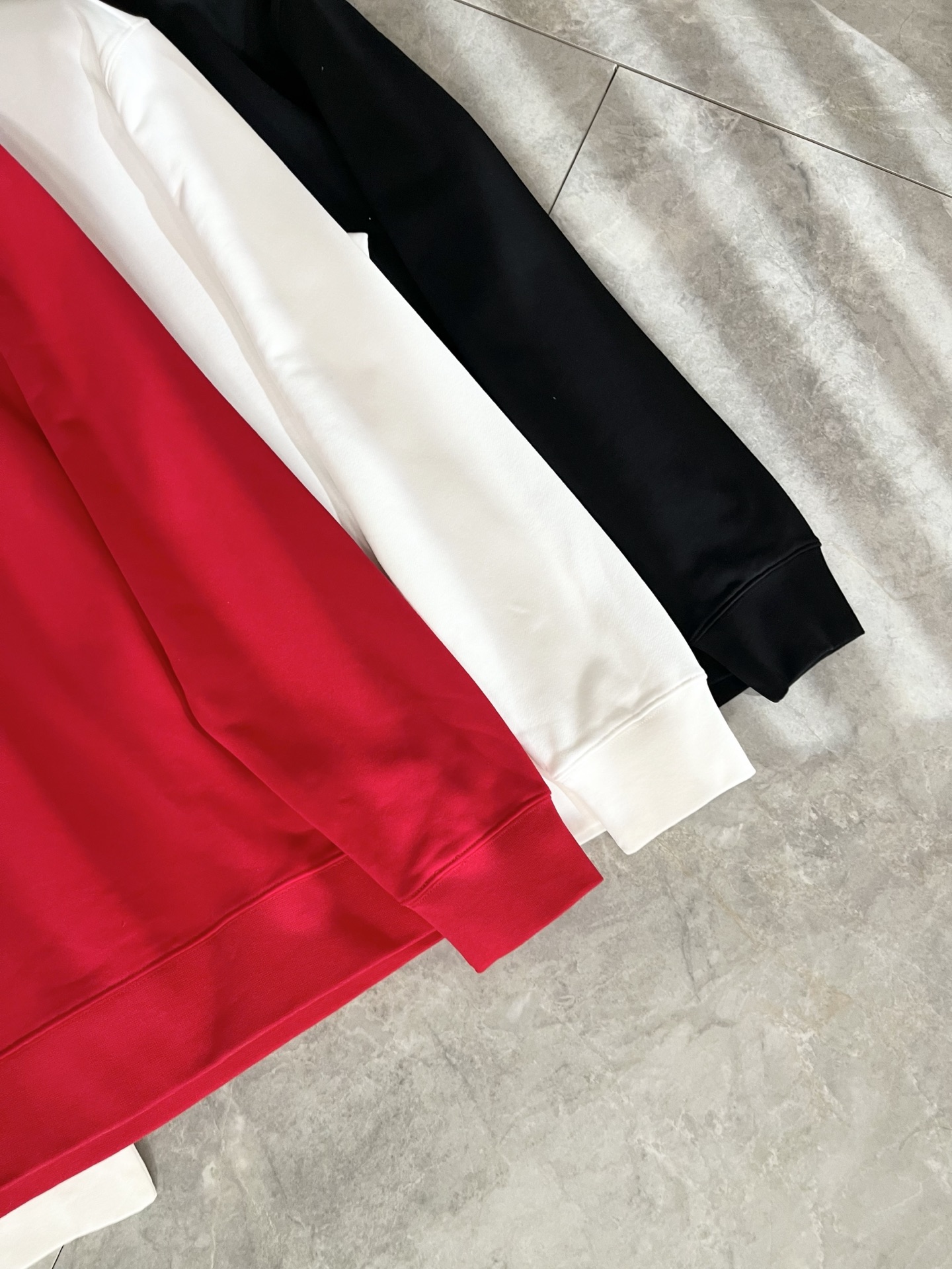 AMI 2025秋冬新款男女同款👫卫衣，最新款全网独家首上！！~既经典有时尚百搭，谁不爱啊，将经典再次展