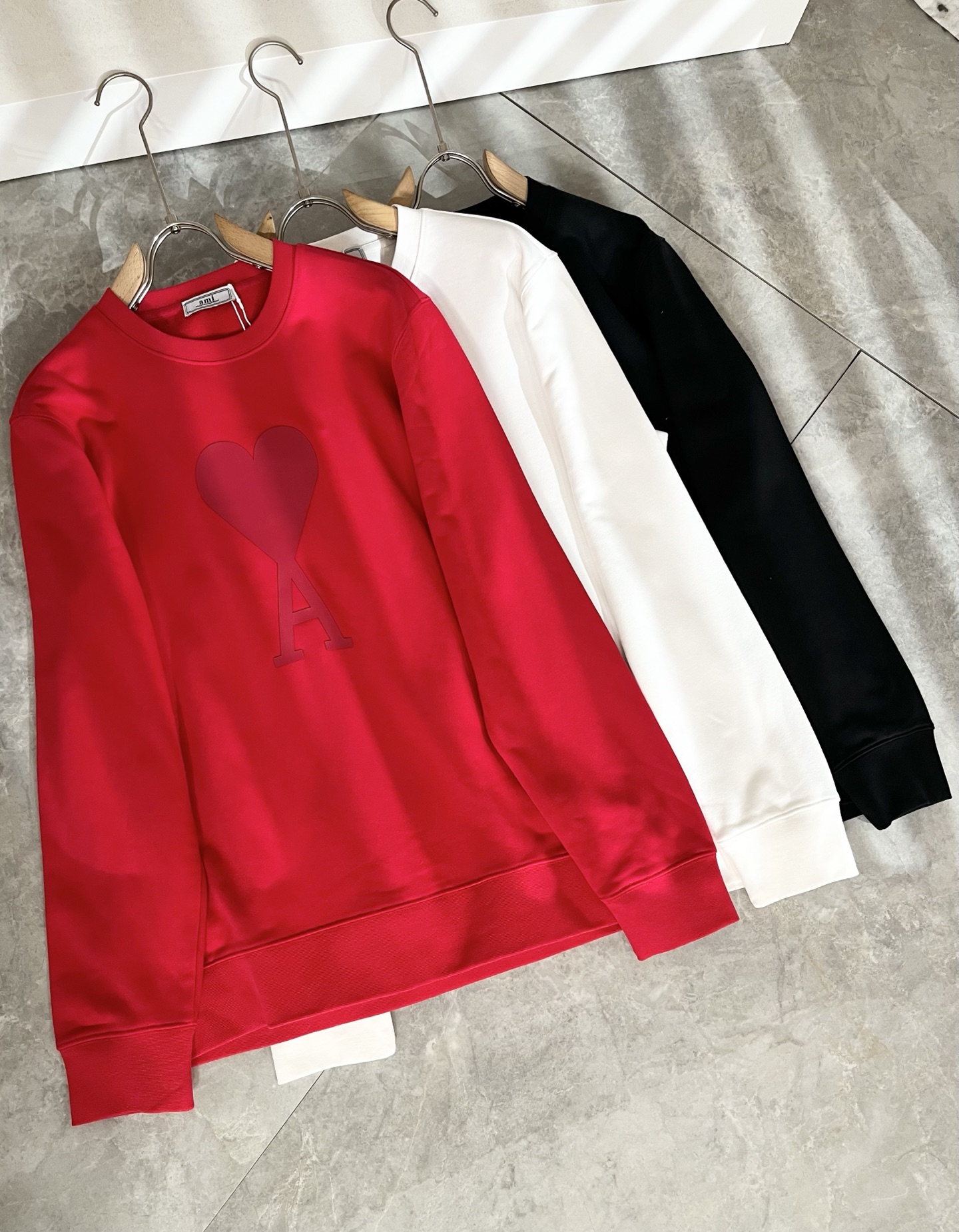 AMI 2025秋冬新款男女同款👫卫衣，最新款全网独家首上！！~既经典有时尚百搭，谁不爱啊，将经典再次展