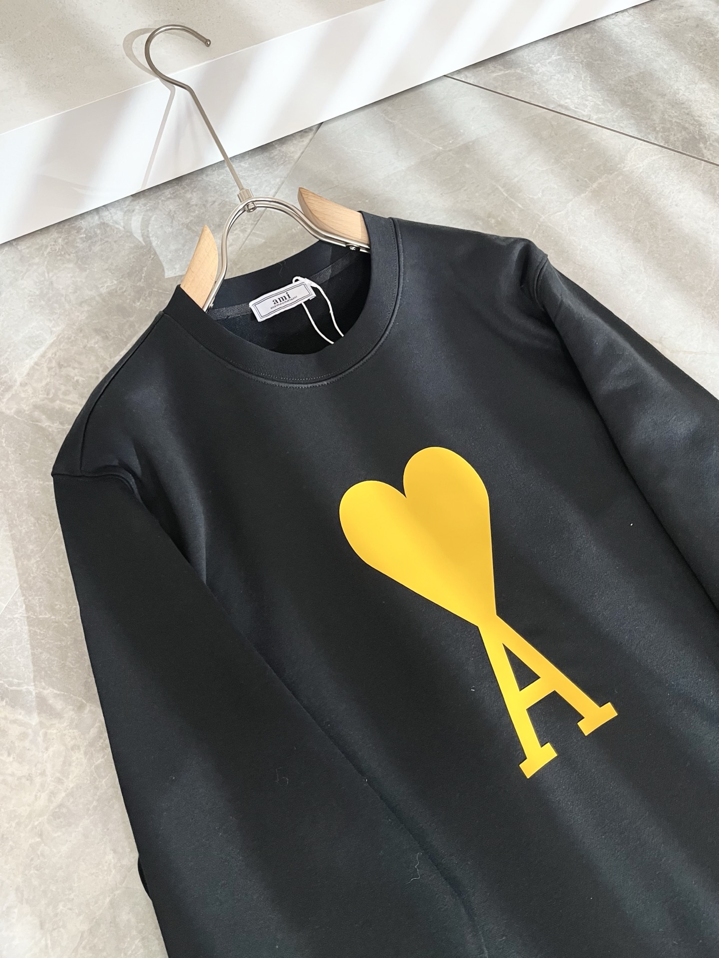 AMI 2025秋冬新款男女同款👫卫衣，最新款全网独家首上！！~既经典有时尚百搭，谁不爱啊，将经典再次展