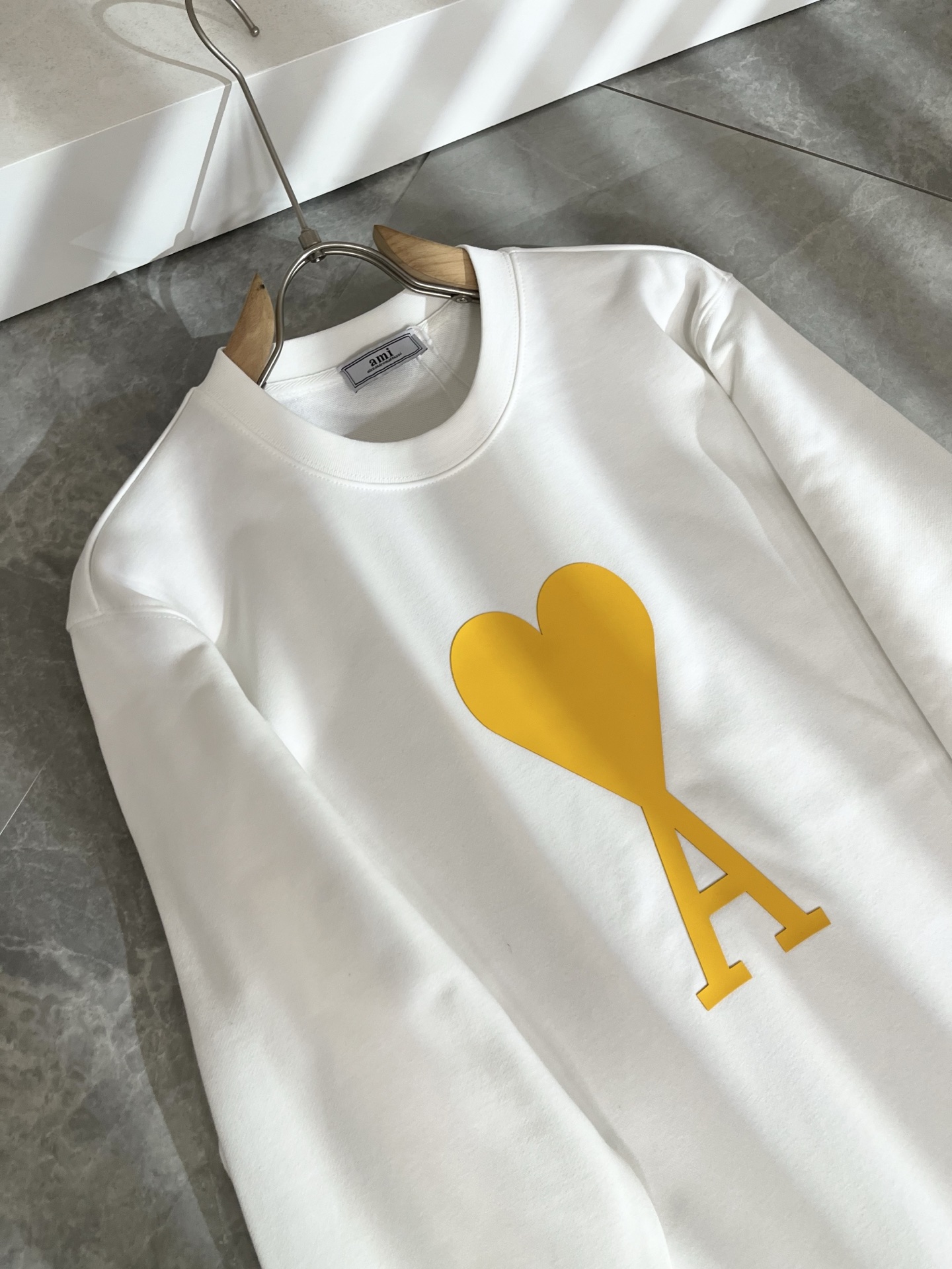 AMI 2025秋冬新款男女同款👫卫衣，最新款全网独家首上！！~既经典有时尚百搭，谁不爱啊，将经典再次展