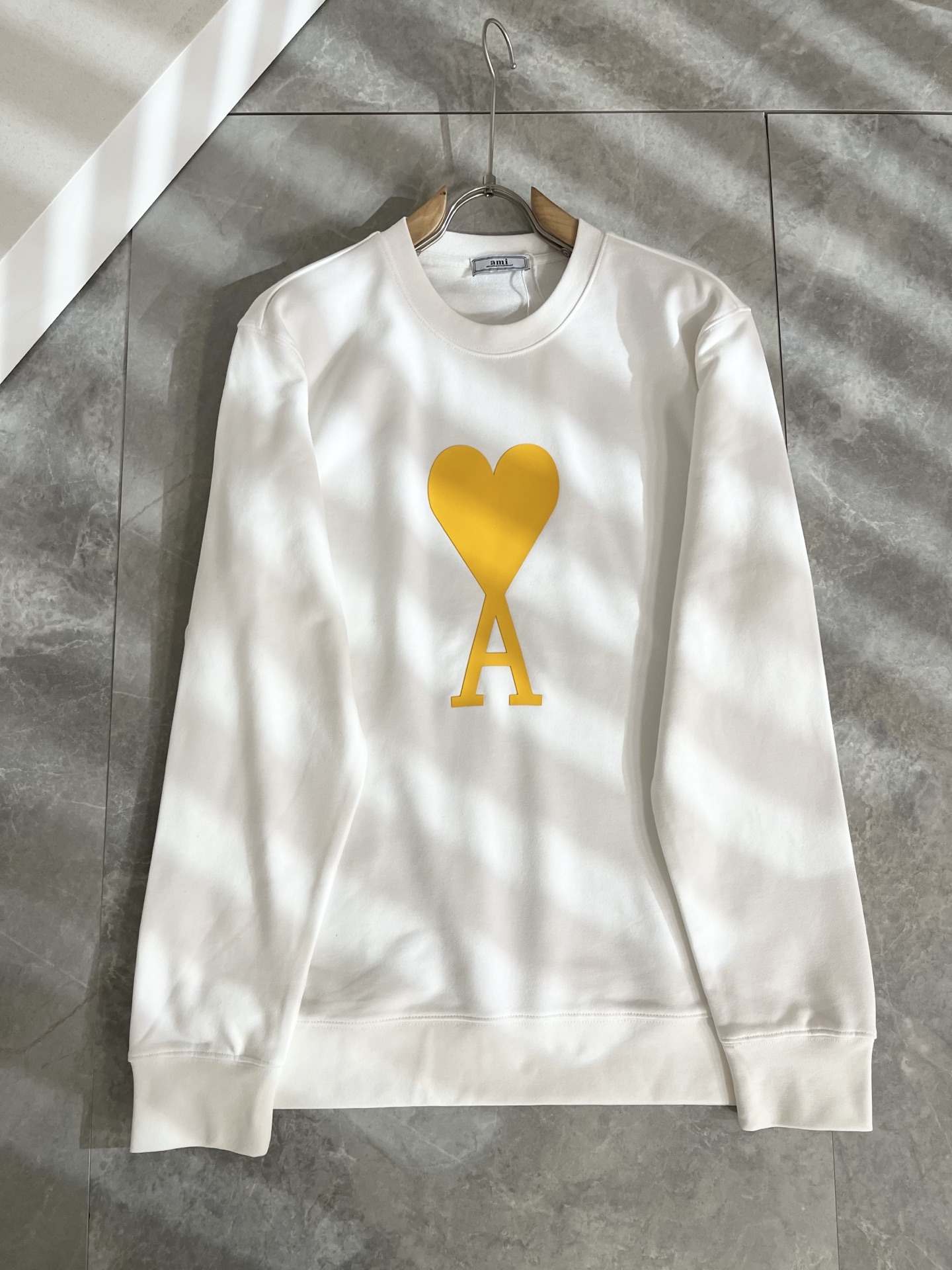 AMI 2025秋冬新款男女同款👫卫衣，最新款全网独家首上！！~既经典有时尚百搭，谁不爱啊，将经典再次展