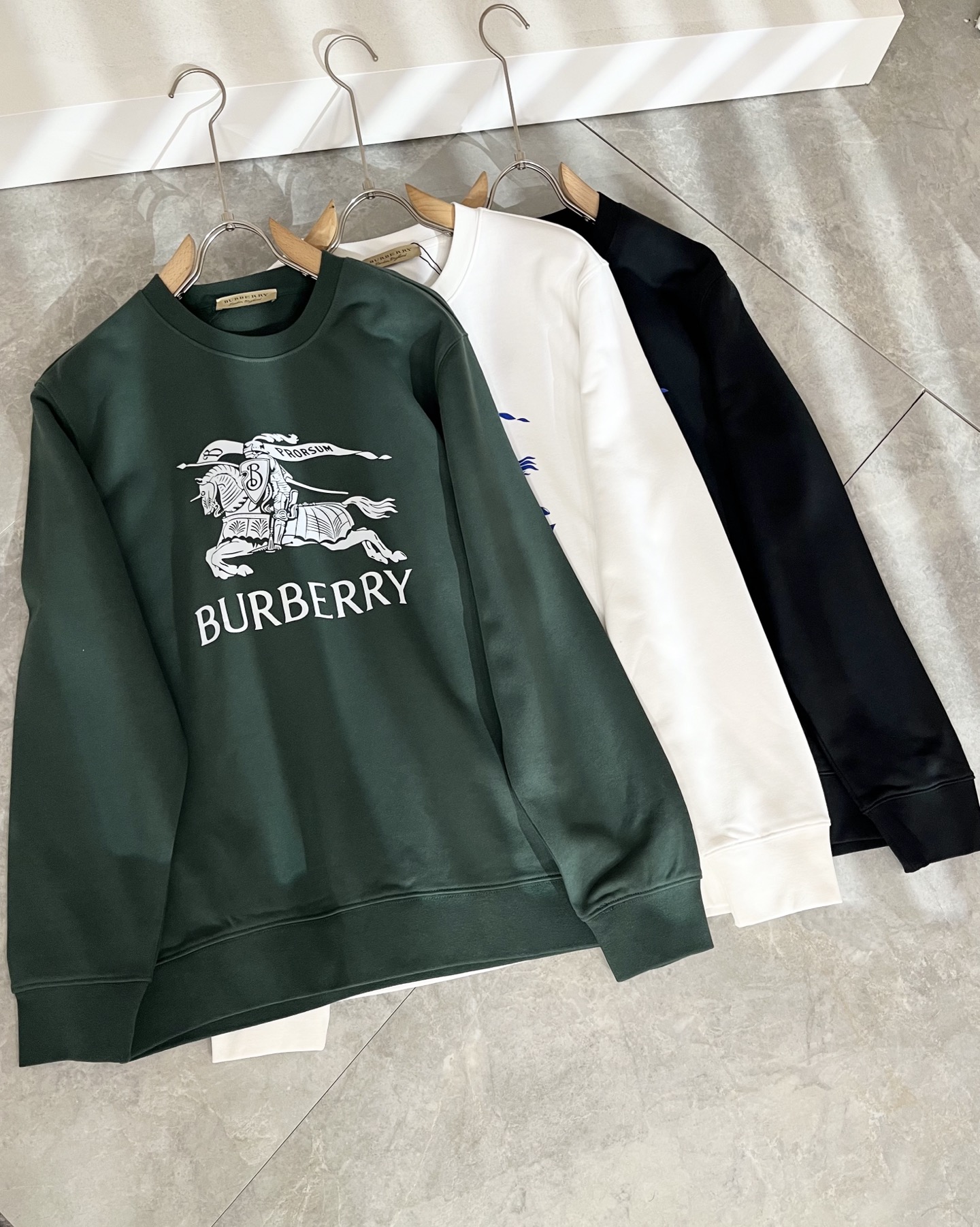 BURBER*Y巴*莉 2025秋冬新款男女同款👫基础休闲百搭棉质圆领卫衣，男女同款卫衣！贸易公司渠道稀