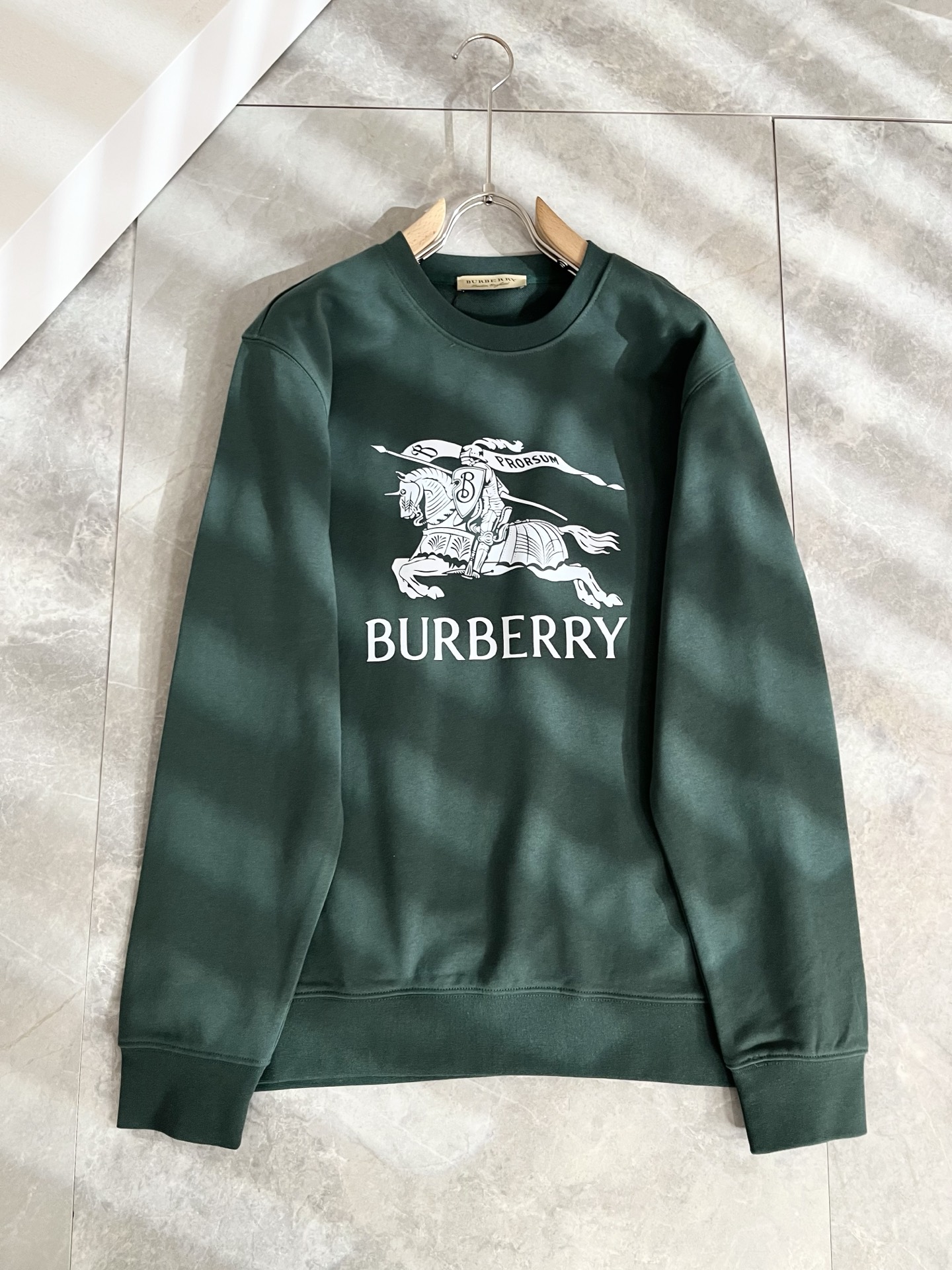 BURBER*Y巴*莉 2025秋冬新款男女同款👫基础休闲百搭棉质圆领卫衣，男女同款卫衣！贸易公司渠道稀