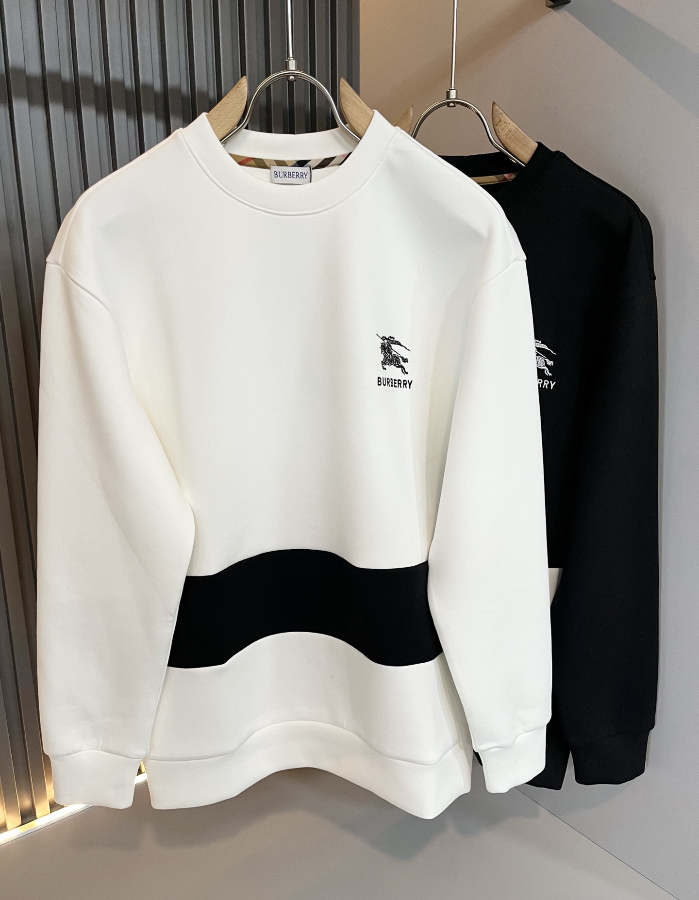 BURBER*Y巴*莉 2025秋冬新款男女同款👫基础休闲百搭棉质圆领卫衣，男女同款卫衣！贸易公司渠道稀