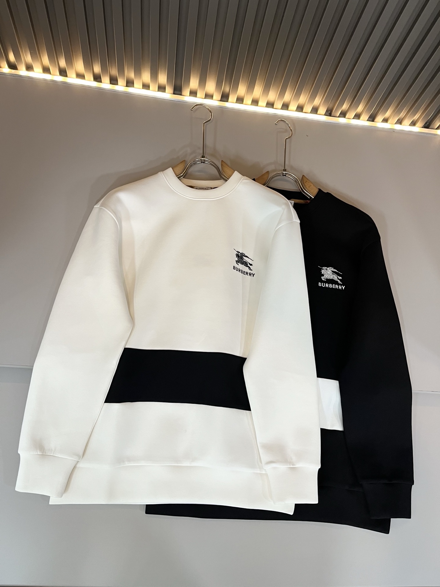 BURBER*Y巴*莉 2025秋冬新款男女同款👫基础休闲百搭棉质圆领卫衣，男女同款卫衣！贸易公司渠道稀