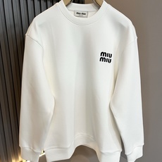 MIUMIU 谬谬 2025秋冬新款男女同款👫卫衣,品牌最新设计元素!既不单调也不复杂,恰到好处的展现品 MIUMIU 谬谬 2025秋冬新款男女同款👫卫衣,品牌最新设计元素!既不单调也不复杂,恰到好处的展现品