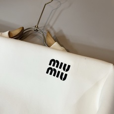MIUMIU 谬谬 2025秋冬新款男女同款👫卫衣,品牌最新设计元素!既不单调也不复杂,恰到好处的展现品 MIUMIU 谬谬 2025秋冬新款男女同款👫卫衣,品牌最新设计元素!既不单调也不复杂,恰到好处的展现品
