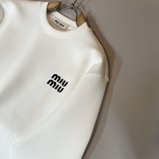 MIUMIU 谬谬 2025秋冬新款男女同款👫卫衣,品牌最新设计元素!既不单调也不复杂,恰到好处的展现品 MIUMIU 谬谬 2025秋冬新款男女同款👫卫衣,品牌最新设计元素!既不单调也不复杂,恰到好处的展现品