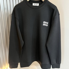 MIUMIU 谬谬 2025秋冬新款男女同款👫卫衣,品牌最新设计元素!既不单调也不复杂,恰到好处的展现品 MIUMIU 谬谬 2025秋冬新款男女同款👫卫衣,品牌最新设计元素!既不单调也不复杂,恰到好处的展现品
