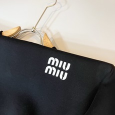 MIUMIU 谬谬 2025秋冬新款男女同款👫卫衣,品牌最新设计元素!既不单调也不复杂,恰到好处的展现品 MIUMIU 谬谬 2025秋冬新款男女同款👫卫衣,品牌最新设计元素!既不单调也不复杂,恰到好处的展现品
