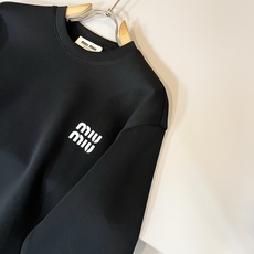 MIUMIU 谬谬 2025秋冬新款男女同款👫卫衣,品牌最新设计元素!既不单调也不复杂,恰到好处的展现品 MIUMIU 谬谬 2025秋冬新款男女同款👫卫衣,品牌最新设计元素!既不单调也不复杂,恰到好处的展现品