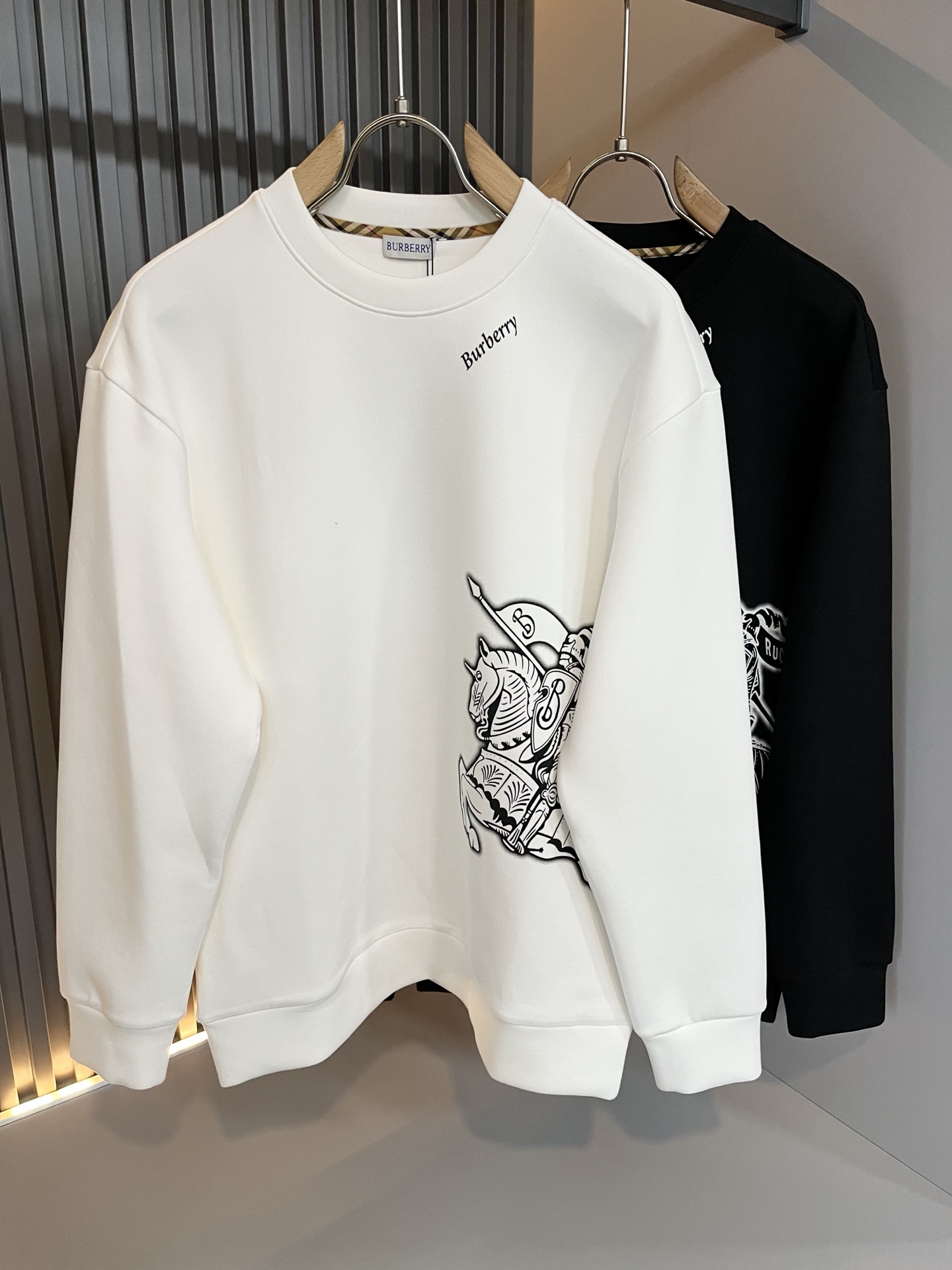 BURBER*Y巴*莉 2025秋冬新款男女同款👫基础休闲百搭棉质圆领卫衣，男女同款卫衣！贸易公司渠道稀