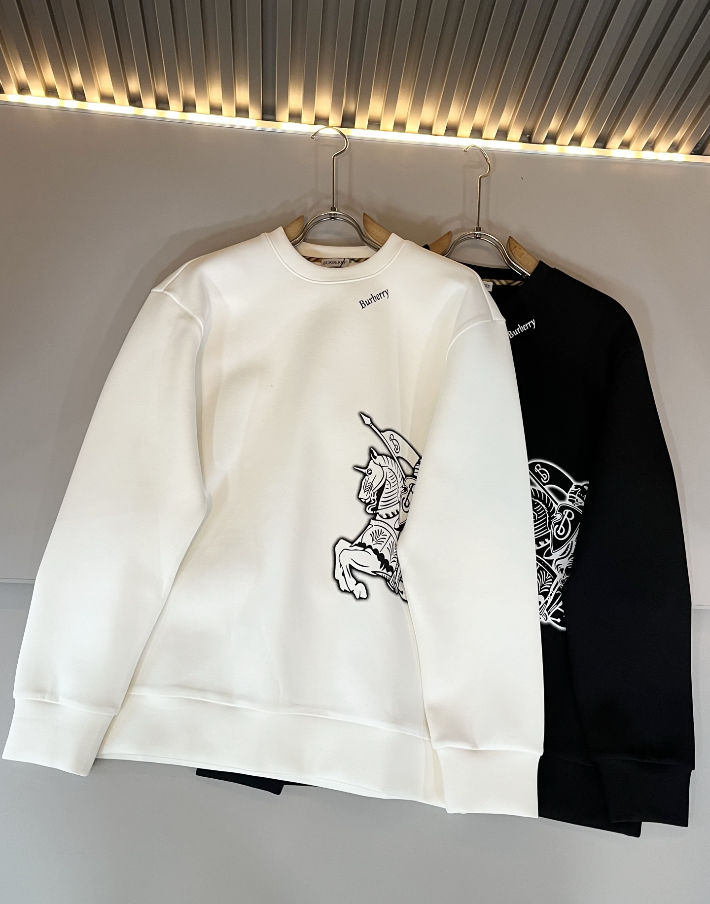 BURBER*Y巴*莉 2025秋冬新款男女同款👫基础休闲百搭棉质圆领卫衣，男女同款卫衣！贸易公司渠道稀